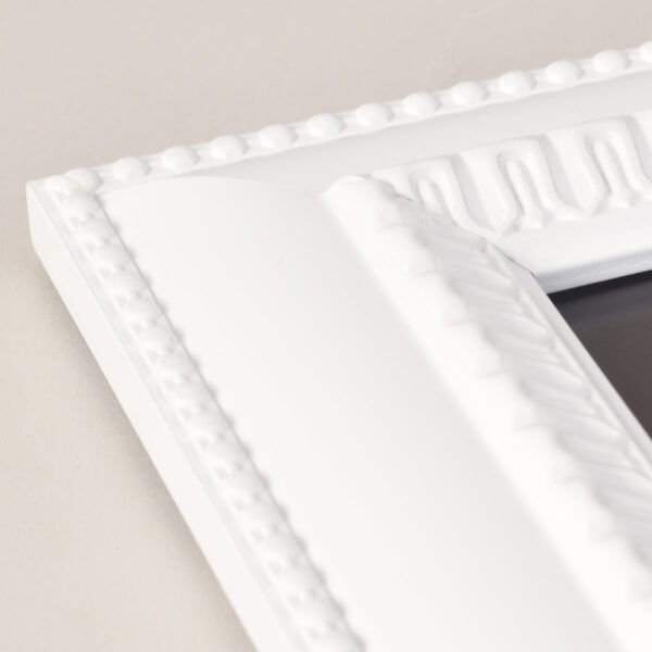 Feodora white frame corner